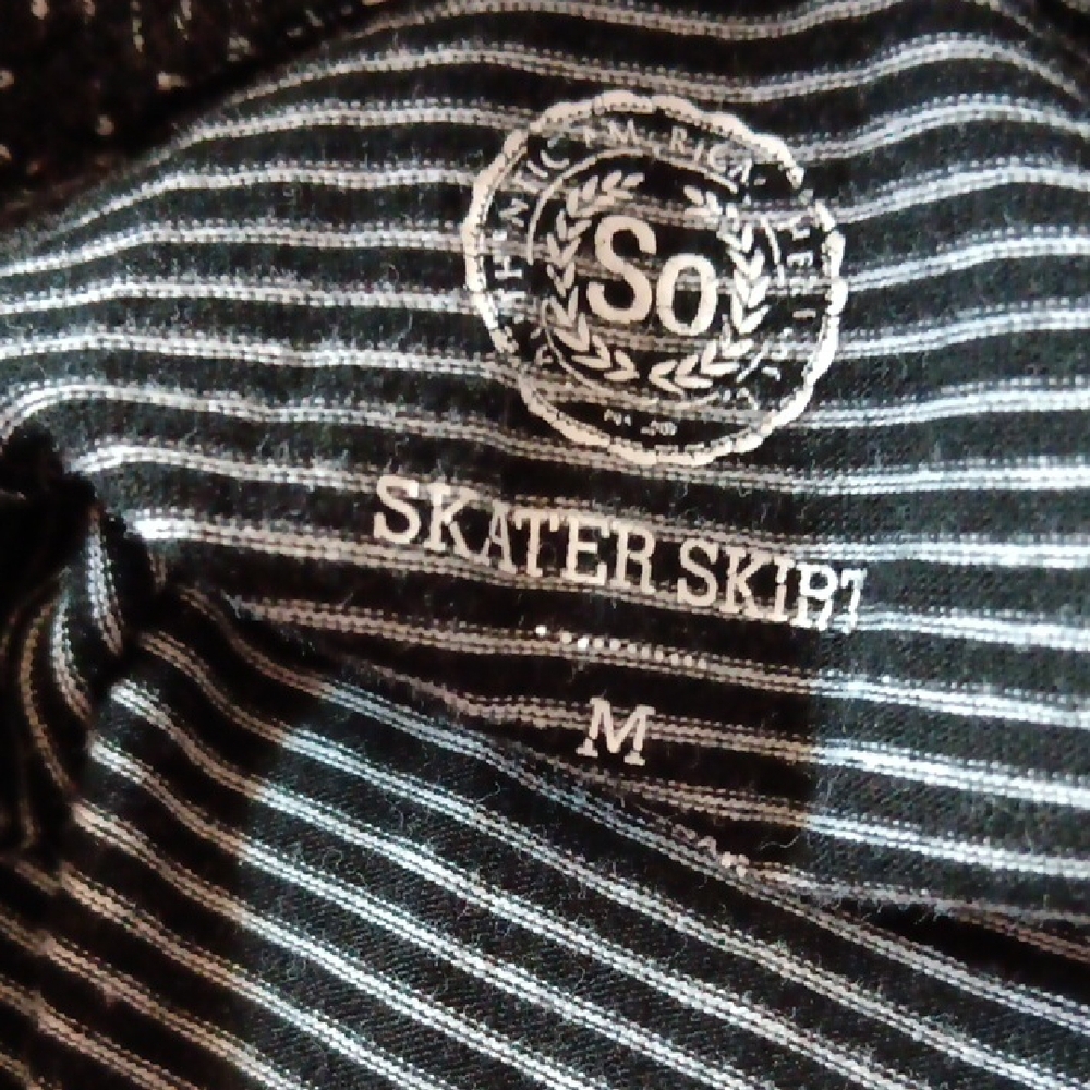 SO | Pleated Striped Black & White Skater Mini Skirt Medium - Picture 2 of 4